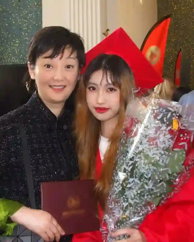 冯小刚养女徐朵顺利毕业，徐帆陪同参加毕业典礼，冯小刚未现身