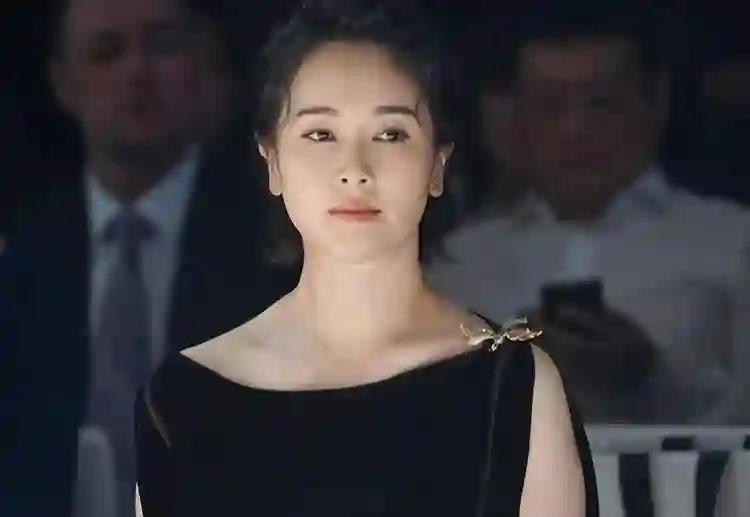 48岁左小青现状：现身香港，素颜皮肤嫩到发光，如今单身不谈恋爱