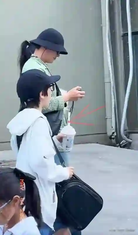 李小璐霍思燕两家同游，霍思燕植发没了发际线，贾乃亮躲得远远的