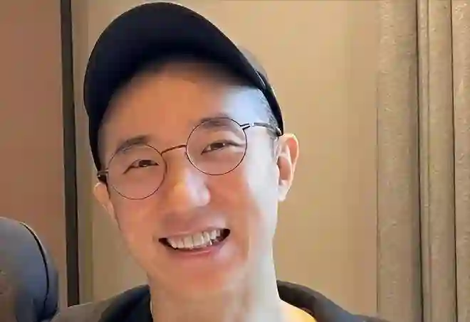 最惨星二代！母亲虐我，巨星爸爸不认我，就连同性妻子也抛弃了我