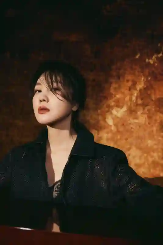 闫妮黑蕾丝透视装惊艳亮相 红唇魅惑展熟女风情