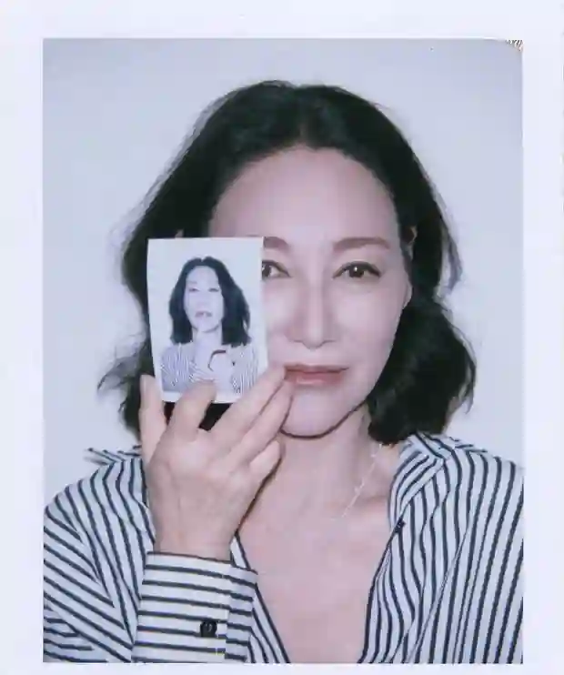 条纹衬衣搭配短发拍摄撕拉片 惠英红诠释酷飒与活力并存的时尚感