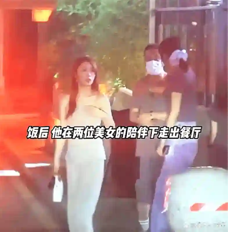 杨坤又上热搜了，饭后与高颜值美女十指相扣回酒店，举止十分亲密
