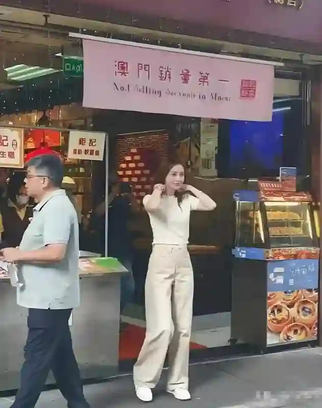 37岁杨颖路边摊站台被拍！素颜皱纹藏不住，当年顶流如今无人识？