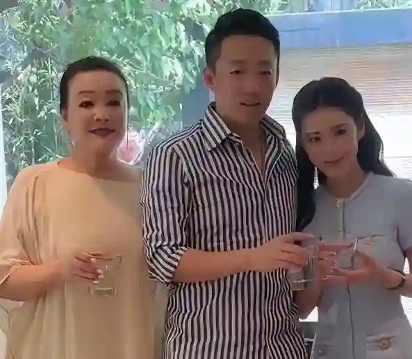 作妖的她，不该来的他，和“消失”的他们，成为汪小菲婚礼上的劫