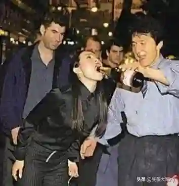 章子怡“国际章”成名路，肚兜亮相戛纳红毯，喂成龙提子被调侃