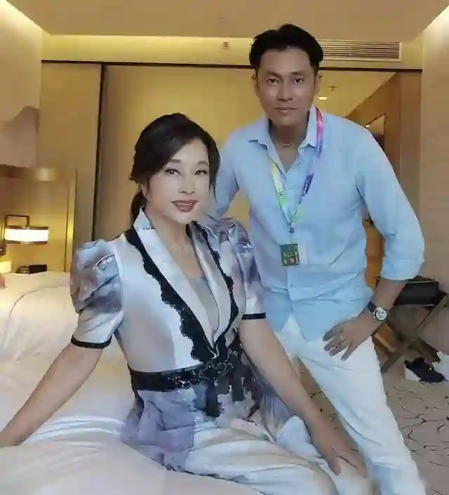 刘晓庆和经纪人一起合影，俩人看起来像母子，网友：比她男友帅