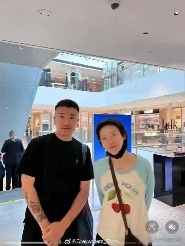 王菲笑发财了，窦靖童把演唱会开到欧洲，一边赚钱一边玩，自在!