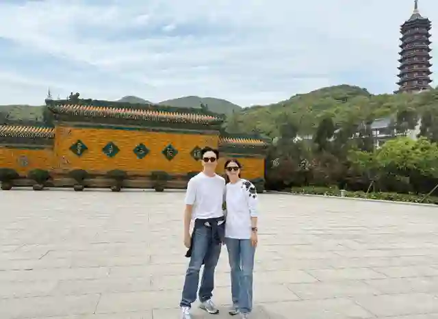 袁咏仪夫妇香港逛街，53岁张智霖宽肩窄腰大长腿，比镜头前更年轻