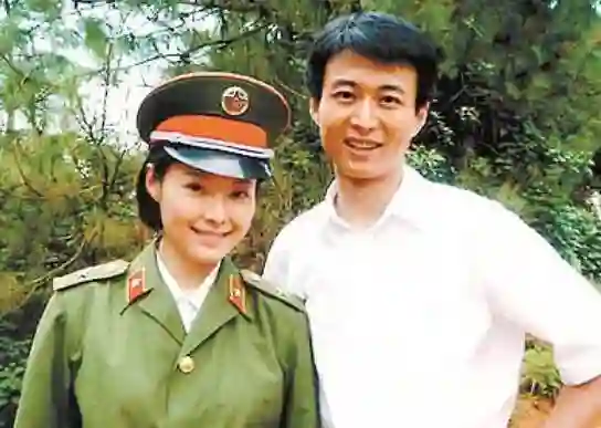 颜值回春惊艳全场，52岁袁立魅力不减，巴黎秀恩爱似少女