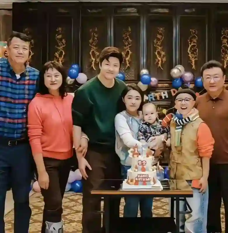 金龟子31岁女儿惊艳婚纱照曝光！三年等待，终于补办了“童话婚礼”！