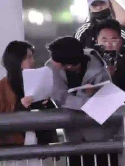 你俩绝对谈了！这太不对劲了…
