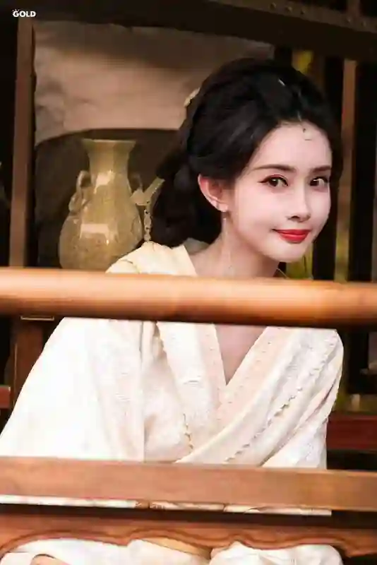 孟子义嫩黄襦裙造型亮相，耳饰勾勒完美脸型