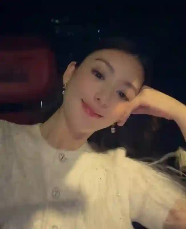 方媛庆祝结婚8周年, 与郭富城甜蜜秀恩爱, 两女儿正脸曝光超美