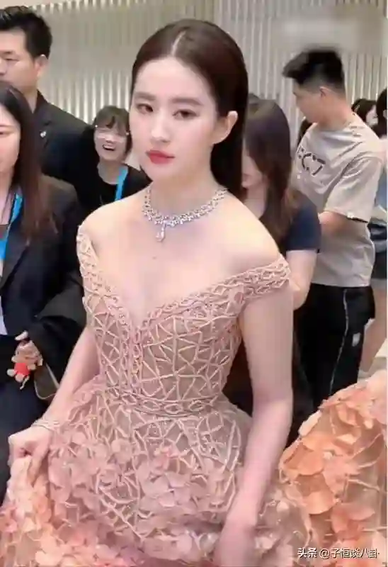 38岁刘亦菲，内娱明星畸形审美，给出狠狠一课！