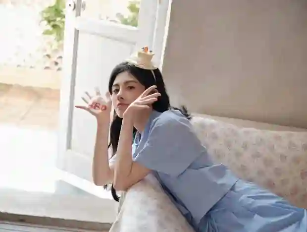 鞠婧祎蓝格裙扮蛋糕少女！甜妹感直接拉满