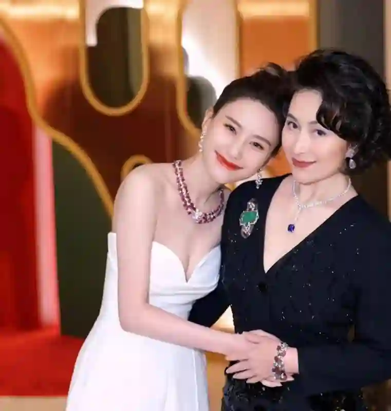 难怪让陈百强念念不忘多年，原来年轻时的何超琼，颜值还真不低