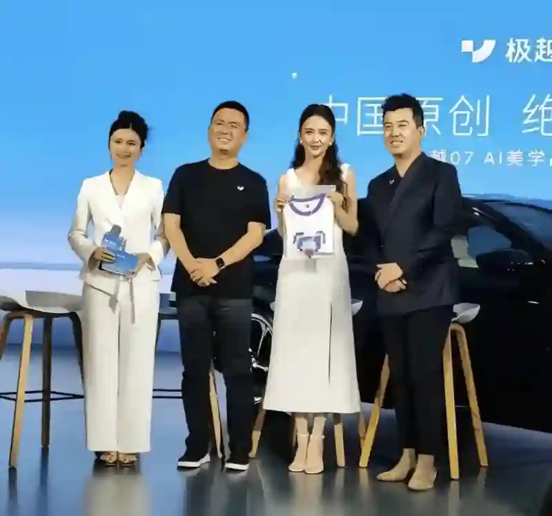 41岁佟丽娅现身车展当车模，穿小白裙配公主头女人味十足，颜值太能打