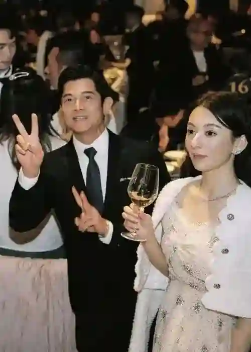 郭富城宣布方媛怀三胎！又是发红包，又是敬酒，全是讨好妻子一家