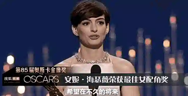 还记得安妮海瑟薇吗，小儿子撞脸《小鬼当家》男主？