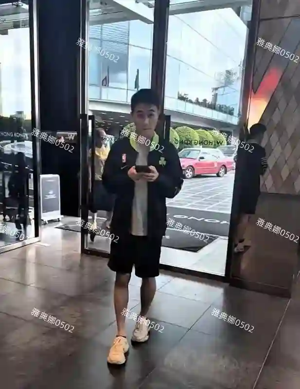 周杰伦演唱会偶遇奚梦瑶和婆婆梁安琪，婆媳俩挥动荧光棒全程开心