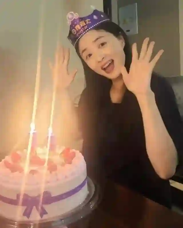 蒋欣晒生日惊喜，俏皮唱生日歌像20岁女孩，被限制吃蛋糕秒变哭脸