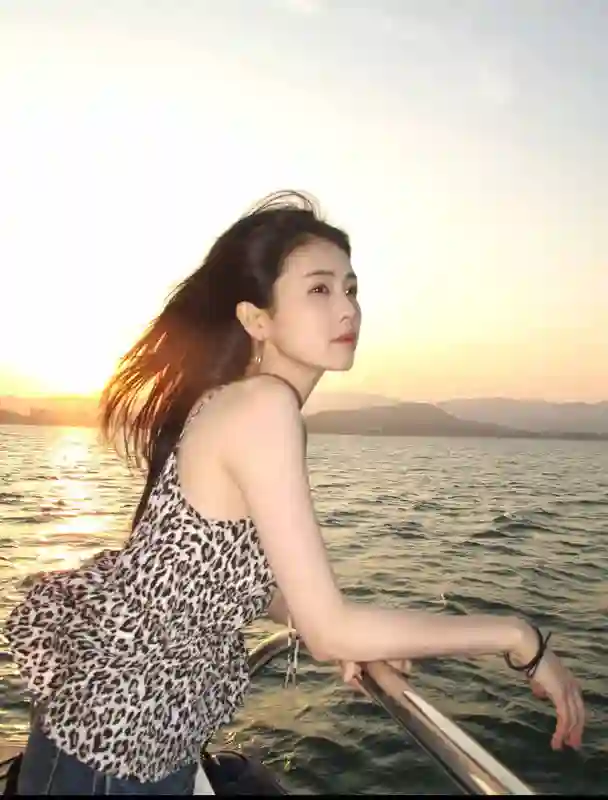 白鹿穿豹纹吊带出海怡然自得 笑容甜美松弛又自然