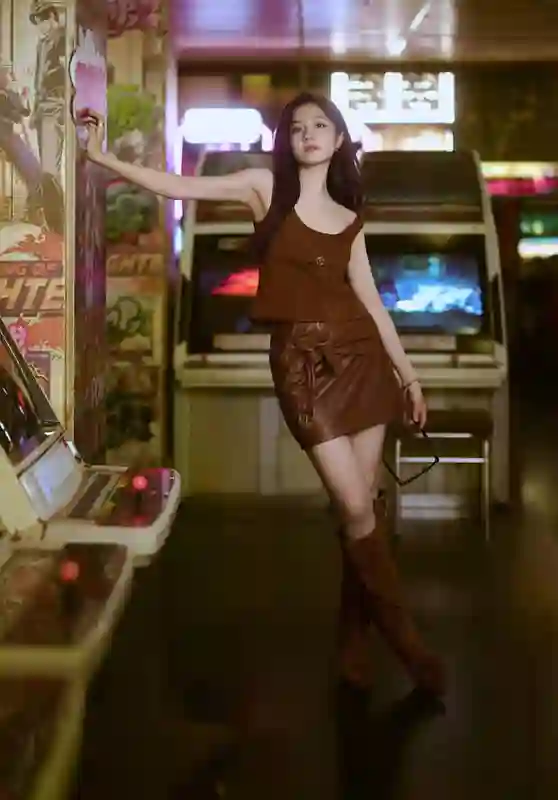 李兰迪甜辣风来袭，游戏厅美照配棒棒糖超A