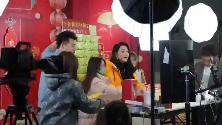 51岁曹颖自曝患癌，放心不下年幼的儿子，坦言当了妈妈后不敢生病