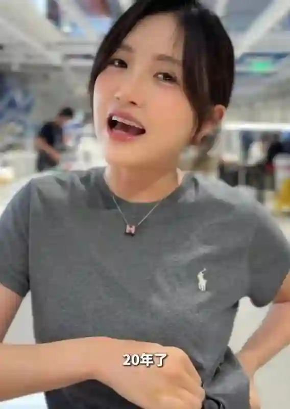 包文婧产后2个月出门接老公，包贝尔感动当众亲她，二胎后更腻歪