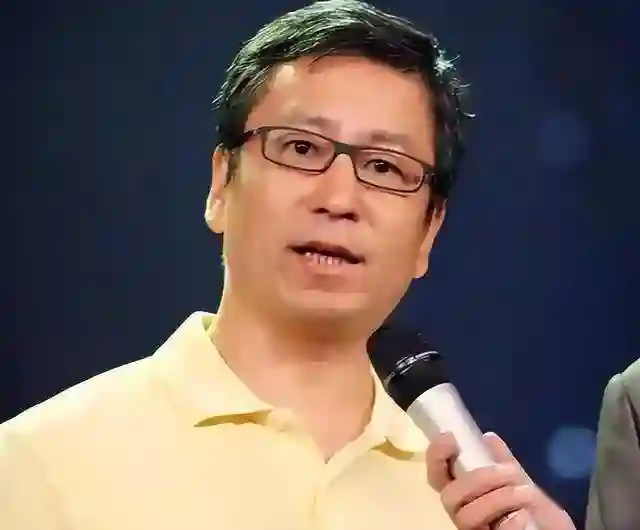 “央视一哥”白岩松被病痛折磨，曾多次想不开，56岁白发满头