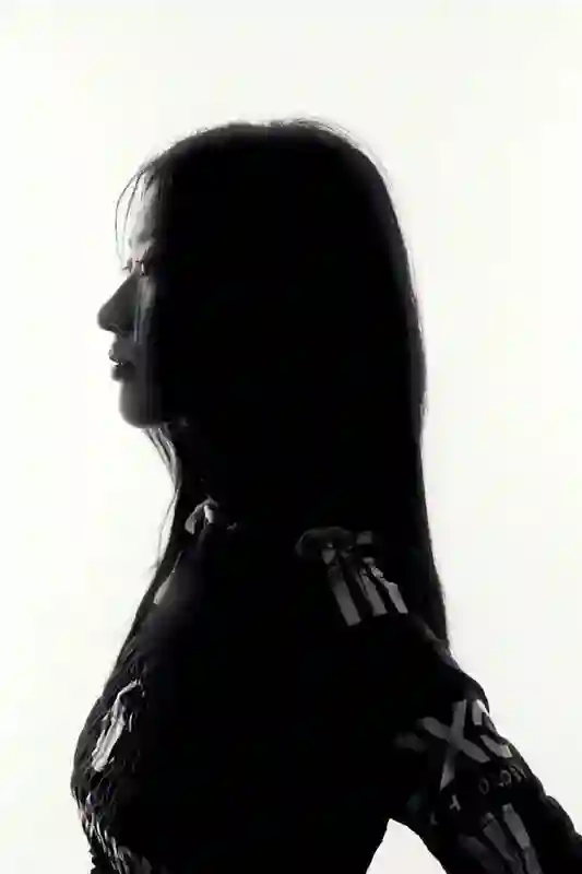 陈奕迅女儿出道照，五官结合了爸妈优点，网友：有全智贤那味了