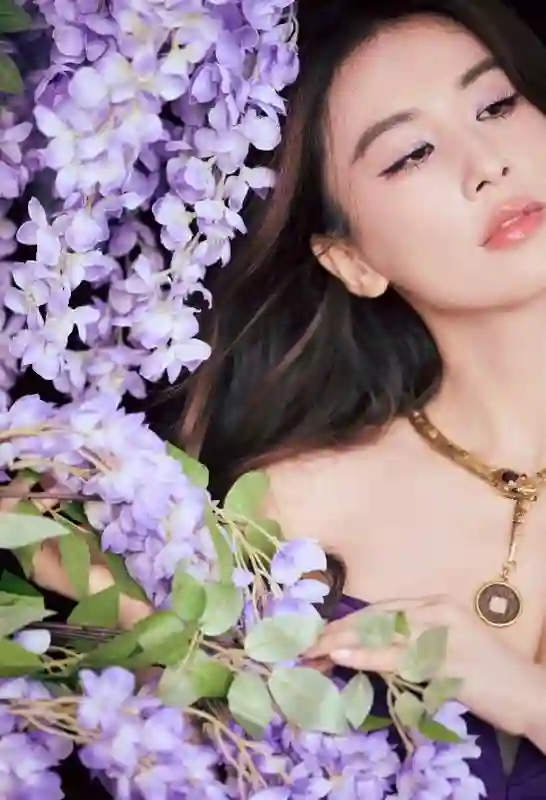 黄圣依紫色抹胸礼裙秀天鹅颈，腰间花饰让她秒变紫罗兰公主