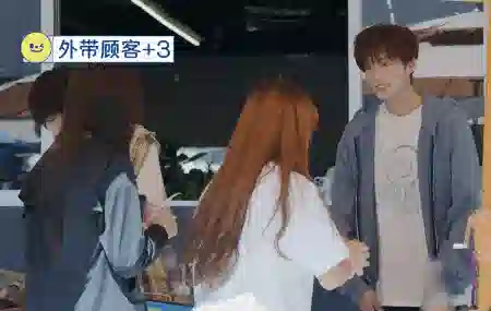 高颜值、有能力，咖啡店都是这样的员工就好了…