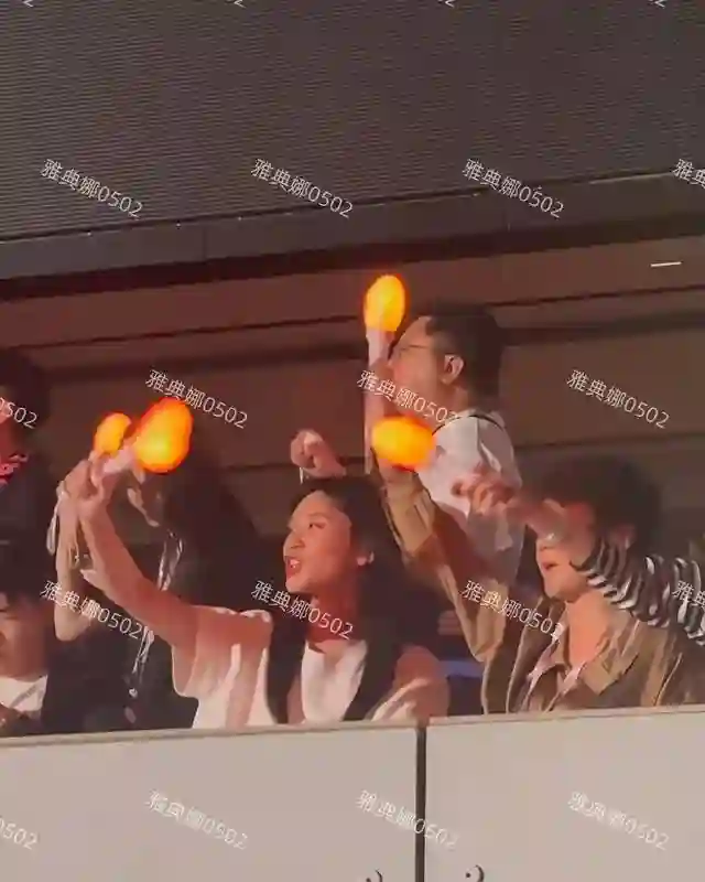 周杰伦演唱会偶遇奚梦瑶和婆婆梁安琪，婆媳俩挥动荧光棒全程开心