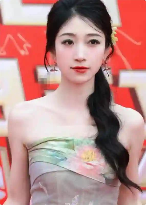 微短剧红毯：徐艺真御姐风十足，刘念蚂蚁腰抢镜，姚冠宇惊艳全场