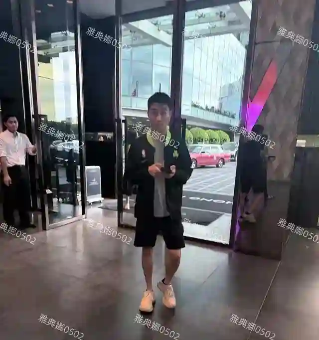 周杰伦演唱会偶遇奚梦瑶和婆婆梁安琪，婆媳俩挥动荧光棒全程开心