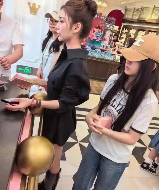 马筱梅携小玥儿现身甜品店，低声交谈十分低调