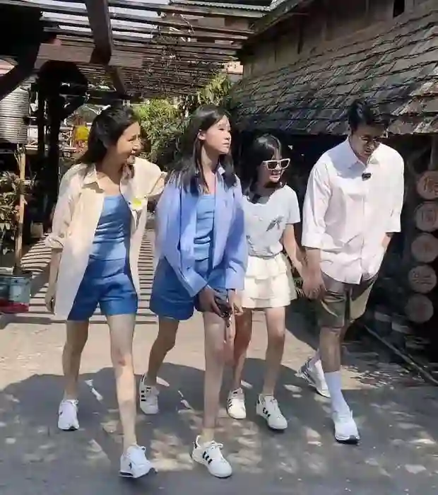 陆毅妻子鲍蕾晒樱花合影，母女花迷人，网友赞叹比李湘女儿清纯