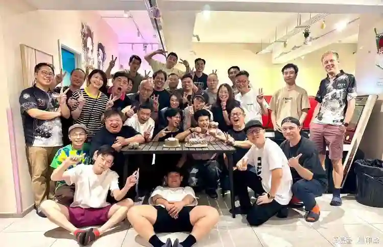 张晋晒全家福庆51岁生日，举办超大型生日会，一家五口互动超有爱