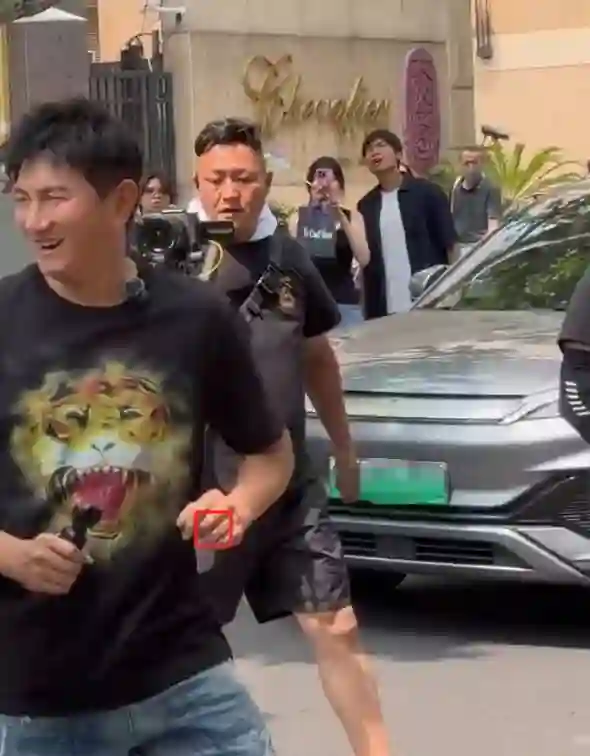 网友偶遇吴奇隆录综艺，左手无名指戒指<em>辟谣</em>离婚传言