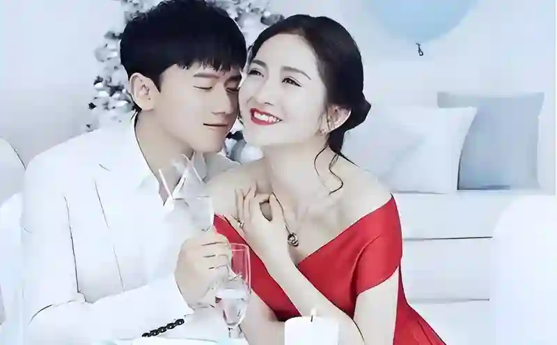 张杰谢娜夫妇带娃逛街好温馨，打扮巨接地气，女儿大长腿瞩目