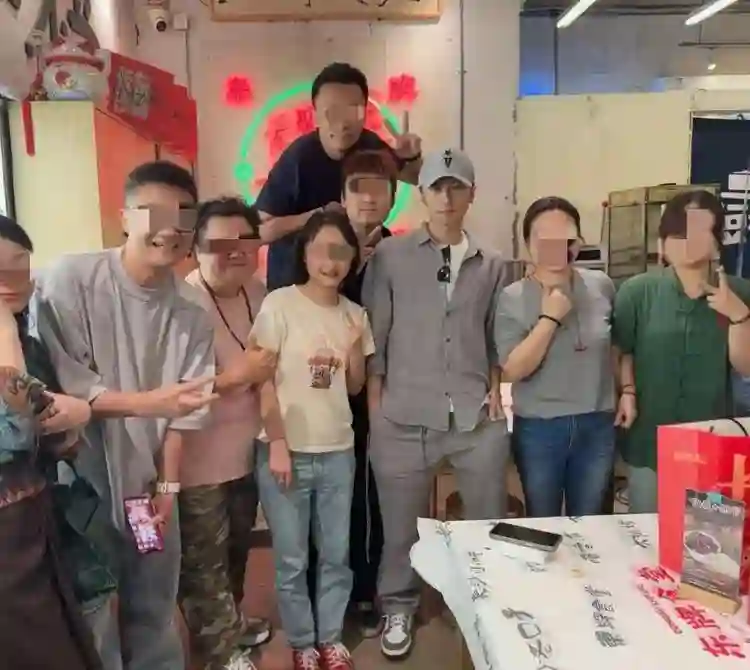 44岁谢霆锋长沙吃平价排档，戴帽子脸又小又秀气，可惜身高是硬伤