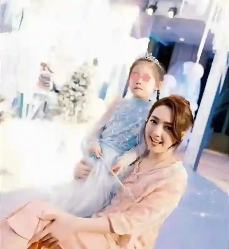 向佐天都塌了，六一晒亲子日常把女儿样貌曝光，实在太漂亮了