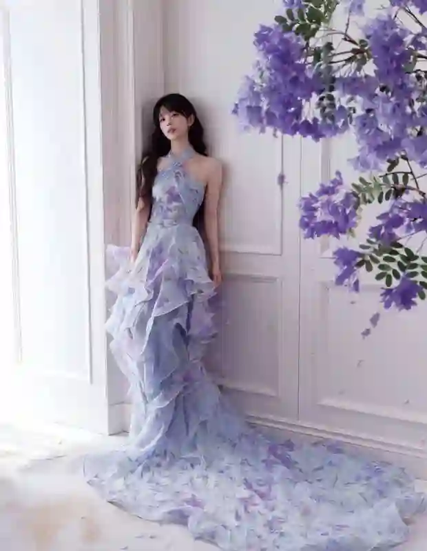 田曦薇紫色挂脖长裙造型，微卷簪花甜美灵动似精灵