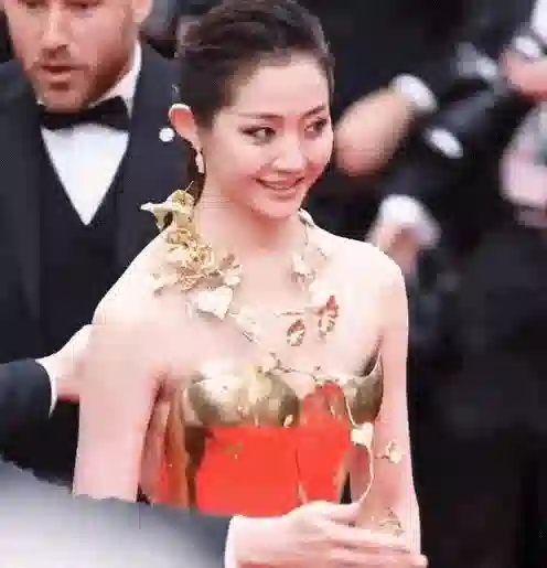 中国女星戛纳巅峰对决：她穿成东方名伶扛住生图，而她一改面相清纯变凌厉……