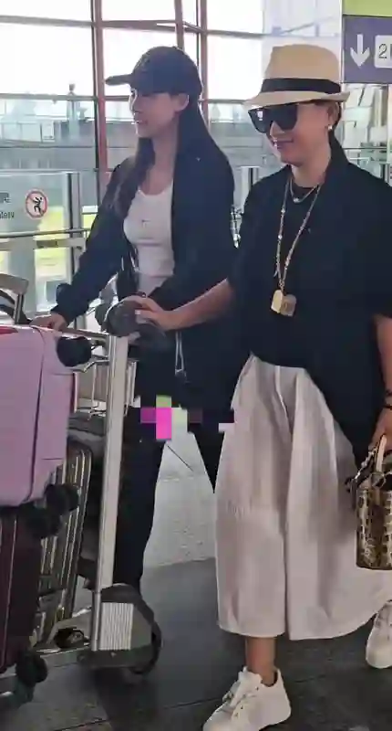 赵文卓一家三口回国，17岁女儿赵子仪好漂亮，从小被富养名媛气质