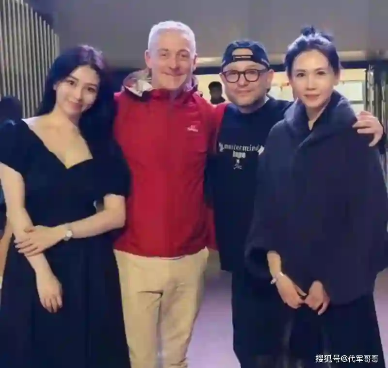 57岁邱淑贞带女儿沈月游西安！扎丸子头显年轻，状态让人羡慕