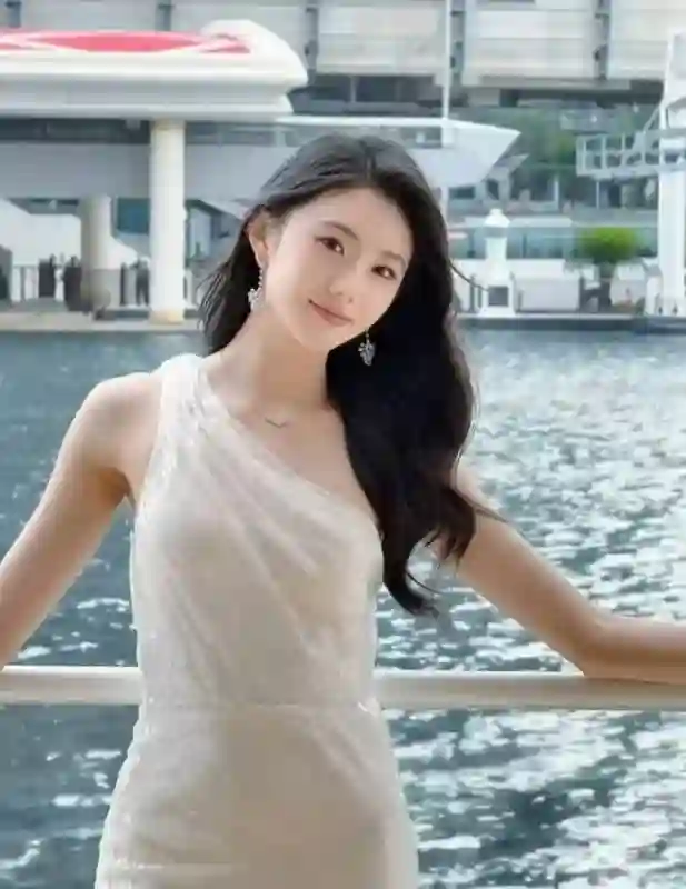 刘浩存白裙造型高级感拉满，怼脸镜头明艳夺目