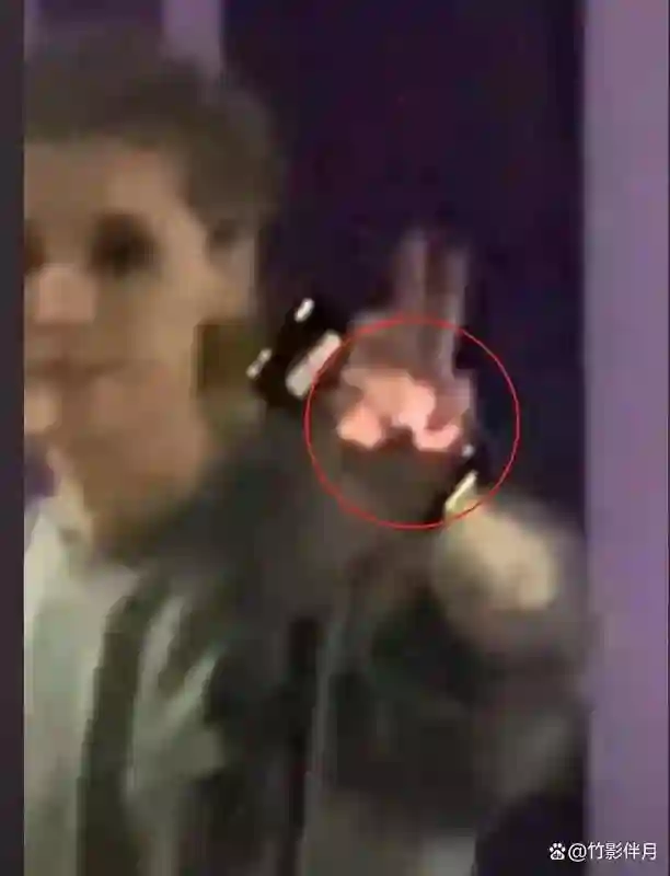 鹿晗关晓彤未分手！女方颁奖礼现鹿晗旧照，男方疑秀手机屏保合影